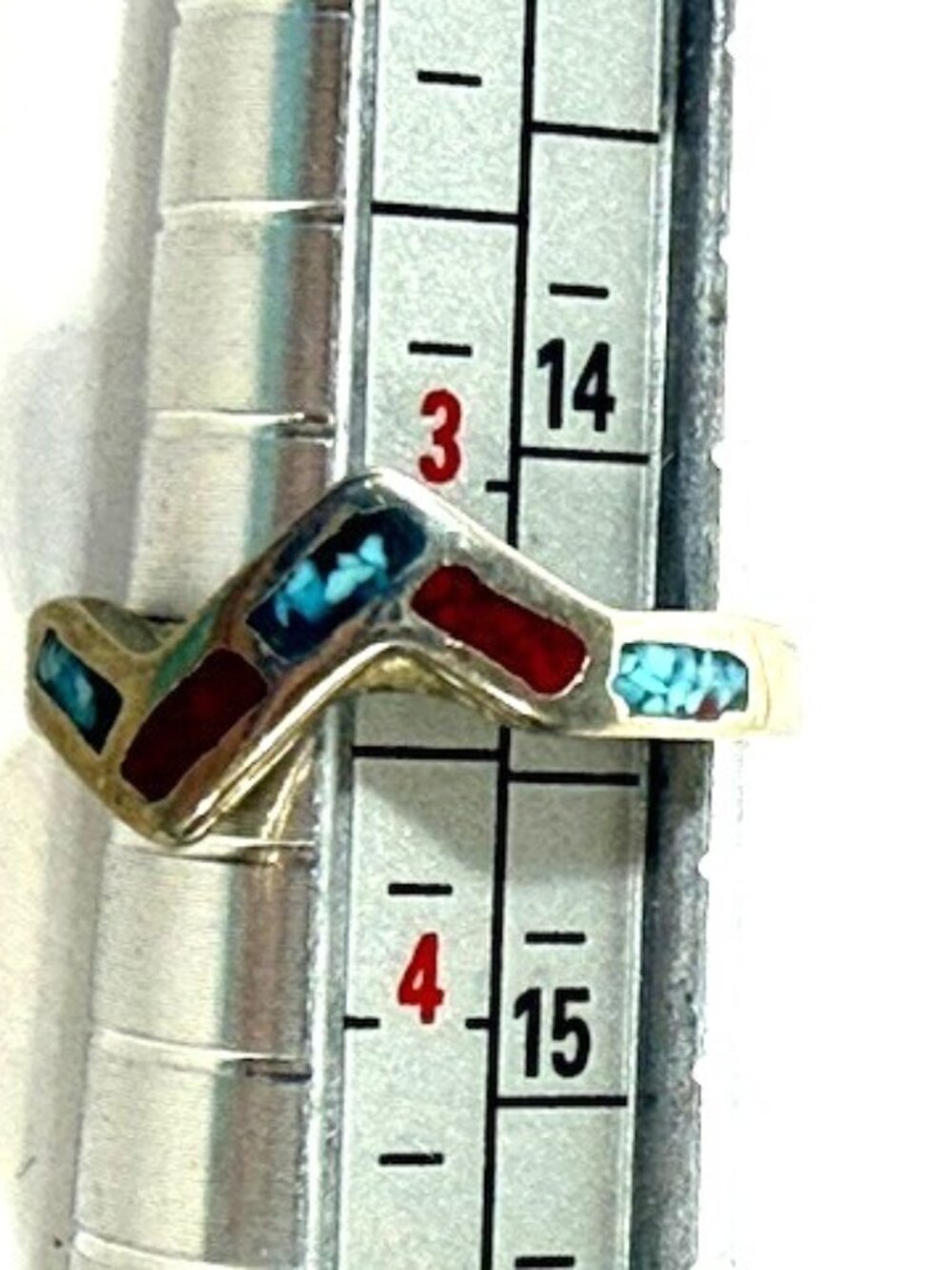 Alpaca silver and crushed turquoise and coral geometric ring. - Picture 2 of 5